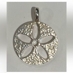 Tous flower pendant